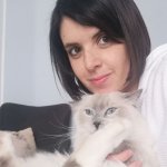 L'educatrice Martina Pazienti e un gatto coinvolto nella pet therapy